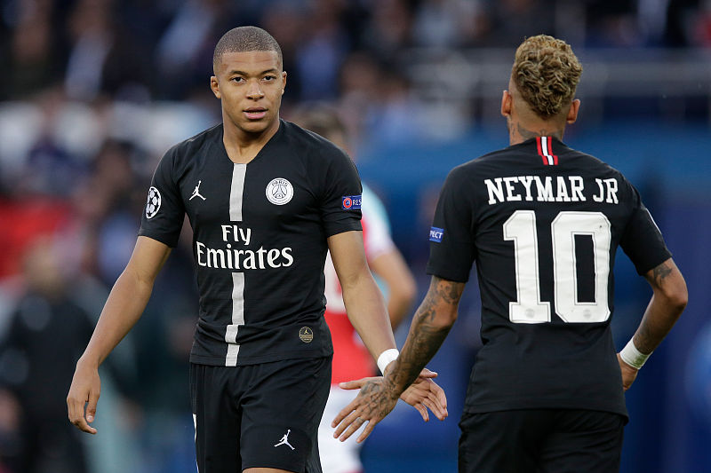 而中场球员 而中场球员